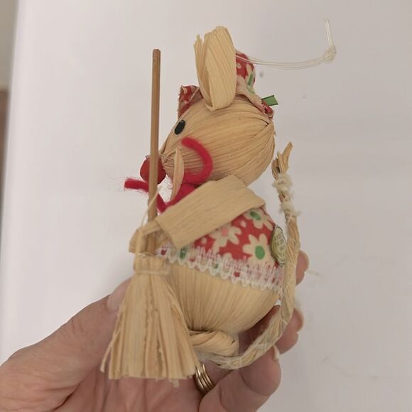 Vtg 70s Ardco Corn Husk Straw Mouse Christmas Tree Ornament with Broom - Picture 4 of 7